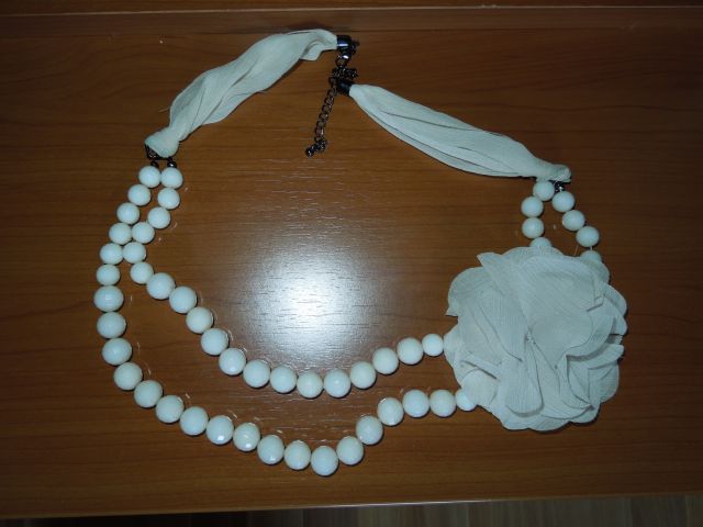 Nenošena bela ogrlica s cvetom