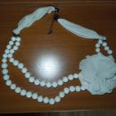 Nenošena bela ogrlica s cvetom