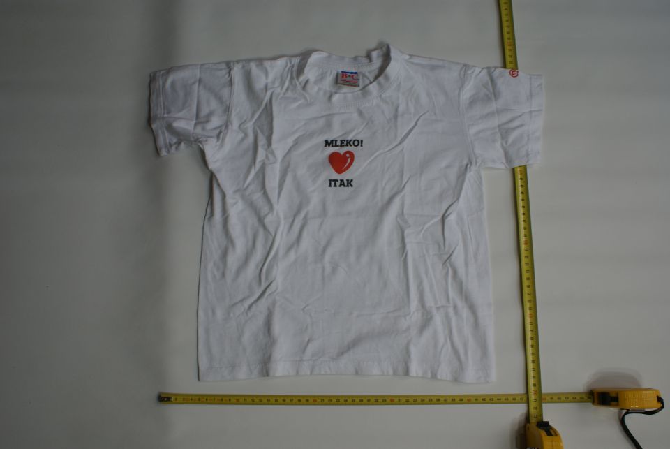 majica, velikost 122-128; 0,50€
