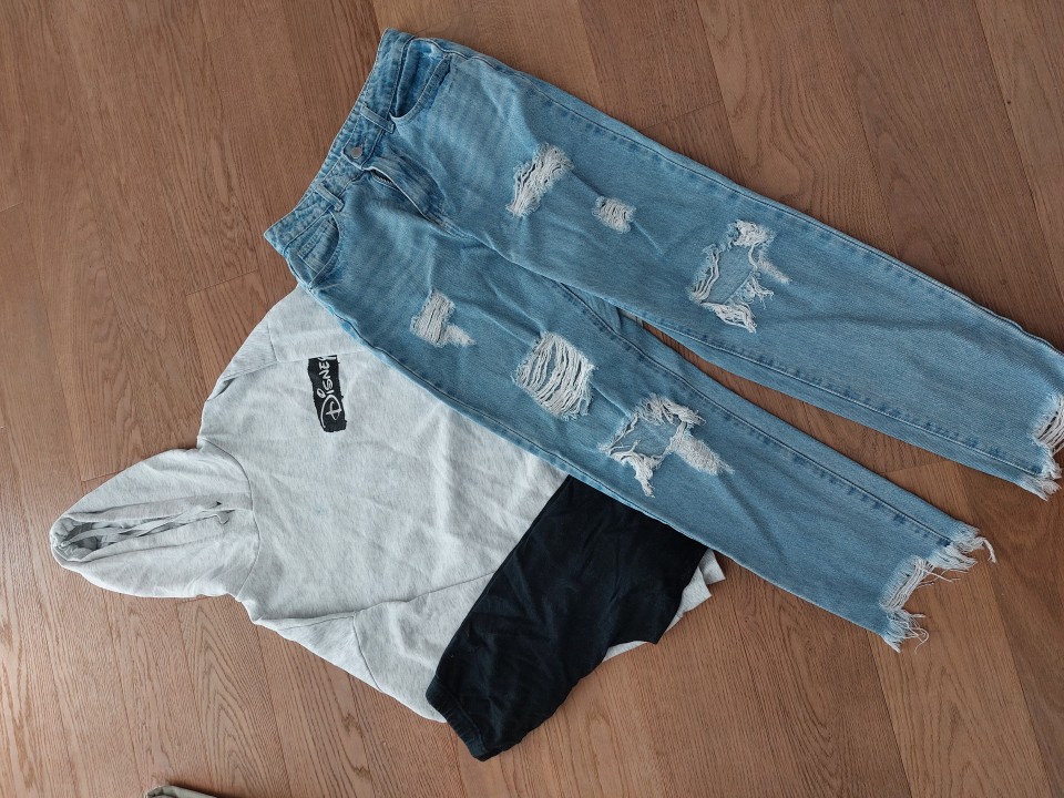 jeans hlače + zg del s kapuco, pajkice podarim, skupaj cena 10 eur