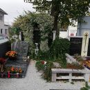 V RADOVLJICI , LESCAH IN OKLICI. PUCANJE GROBOV ( SPOMENIKA ) DVORIŠČA. UREJANJE VRTA,