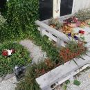 V RADOVLJICI , LESCAH IN OKLICI. PUCANJE GROBOV ( SPOMENIKA ) DVORIŠČA. UREJANJE VRTA,