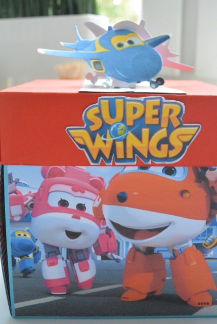 Škatlica presenečenja Super wings po naračilu - foto