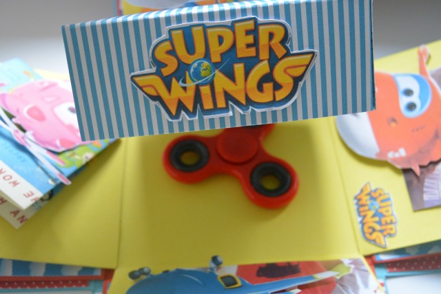 Škatlica presenečenja Super wings po naračilu - foto