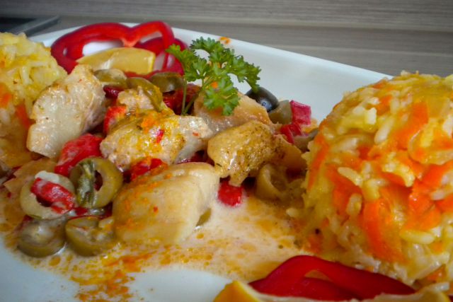 Aljaški polak z mediteransko omako in korenčkov riž