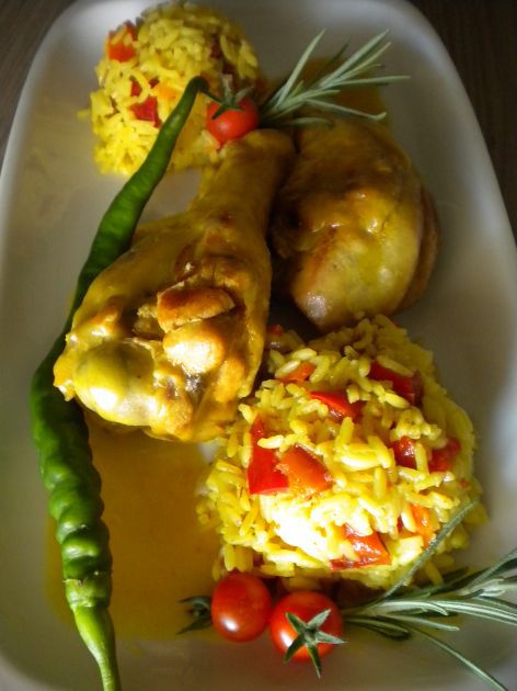 Žafranov riž z svežo papriko in marinirana puranja bedra v curry omaki