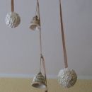 Praznična dekoracija:zvončki in rafaelo kroglice (stiroporne krogle,kit za les,bleščice).
