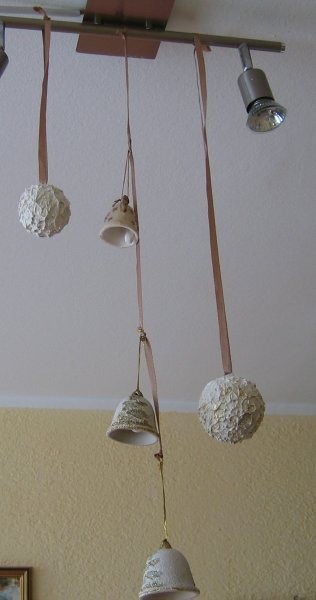 Praznična dekoracija:zvončki in rafaelo kroglice (stiroporne krogle,kit za les,bleščice).