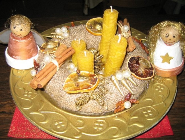 Adventni venček 2005:stiroporni obroč ovit z juto,doma narejene svečke,cimetove palčke,bis