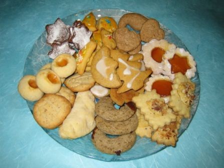 Krožnik božičnih piškotov:kokosovi piškoti,cimetovi rogljički,kavini rogljički,linški pišk