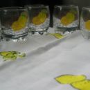 Limone na kozarčkih narisane z barvami za steklo,utrjene v pečici po navodilih proizvajalc