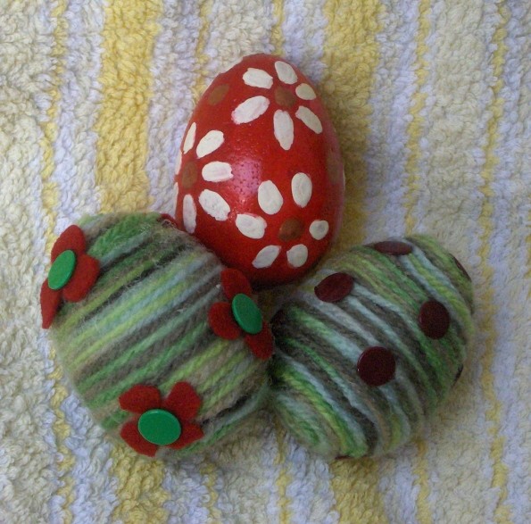 Stiroporna jajca: rdece obarvano z akrilnimi barvami, lakirano; zeleni sta oblepljeni z me