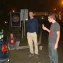 Skupljamo snagu na odmorištu na autoputu. Trebat će nam jer nas čeka noćni uspon.