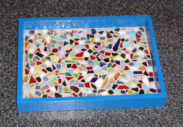 Pladenj z mozaikom iz steklenih ploščic