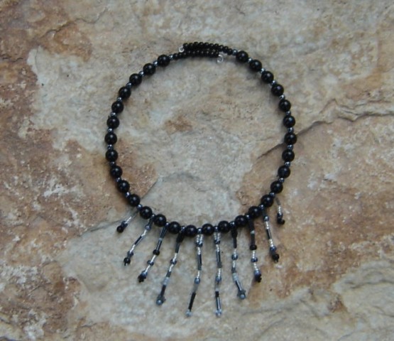 Črna ogrlica na okrogli žici (brez zapenjanja