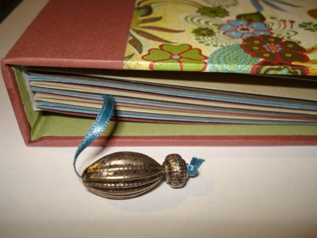 Moja prva ročno izdelana knjiga - kazalo z dvema kovinskima perlama