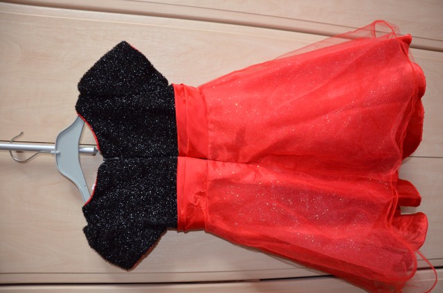 Obleka z bleščicami, črno rdeča vel. 4 - 12 eur