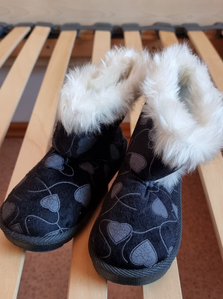 Ugg škornji št. 28 - 15 € NOVE