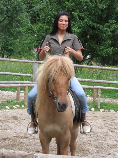 Dalila se še uči, kako ustaviti konja...