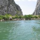 Kanjon reke Cetine. Zelo čista sladka voda in obilo postrvi.