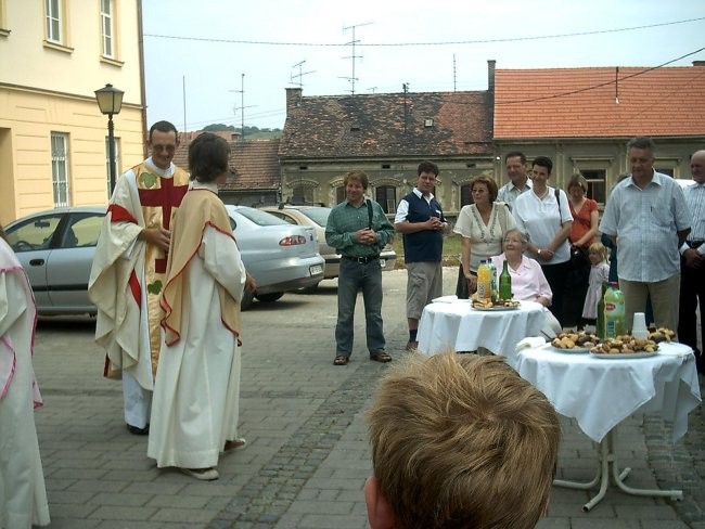 Po maši je bil blagoslov vozil in podelitev novomašnih podobic