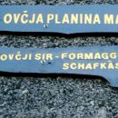 Očitno predelujejo ovčje mleko in sir na ovčji planini v Mangartu.