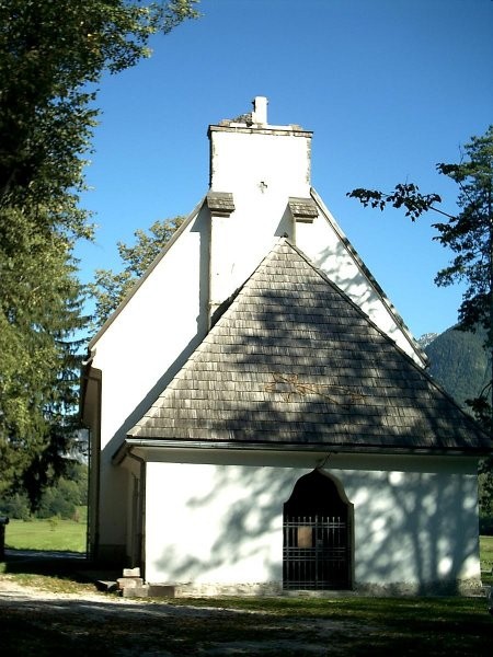 Cerkvica zraven gostišča pod lipo, ki je zaradi potresa ostala brez zvonika.