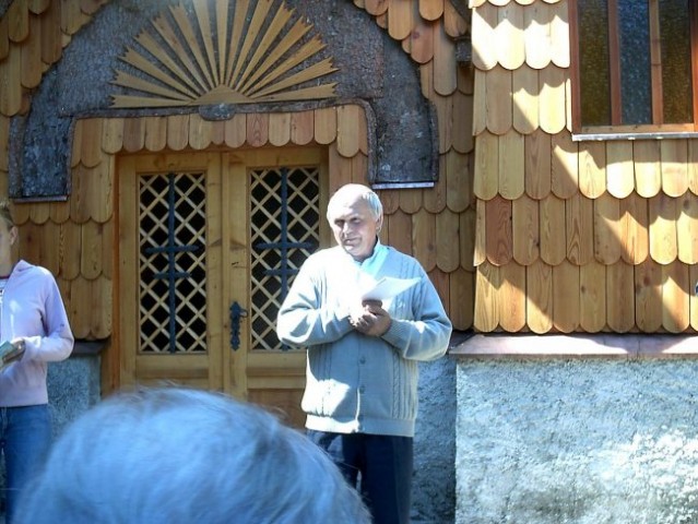 Župnik je vodil molitev za mir po svetu pred rusko kapelico.