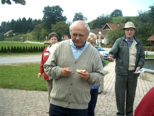 Ja France, a ne vidiš da ti zadaj držijo iztegnjeno roko za en pajs.