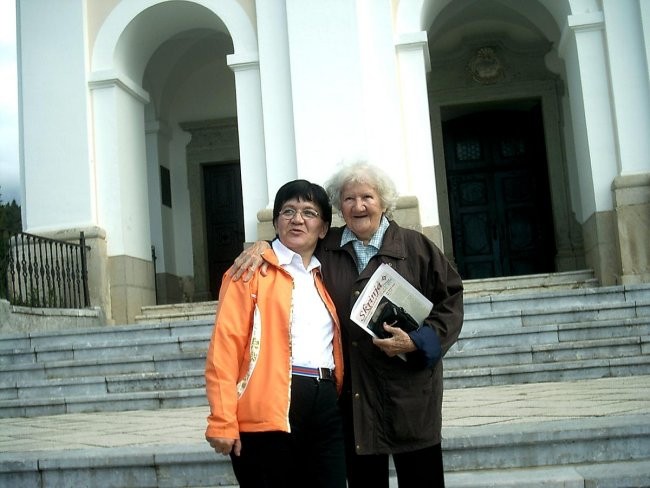 Marta in N. Pred cerkvijo.