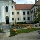 In z druge strani.