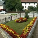 Prekrasna urejena okolica okrog samostana in cerkeve.