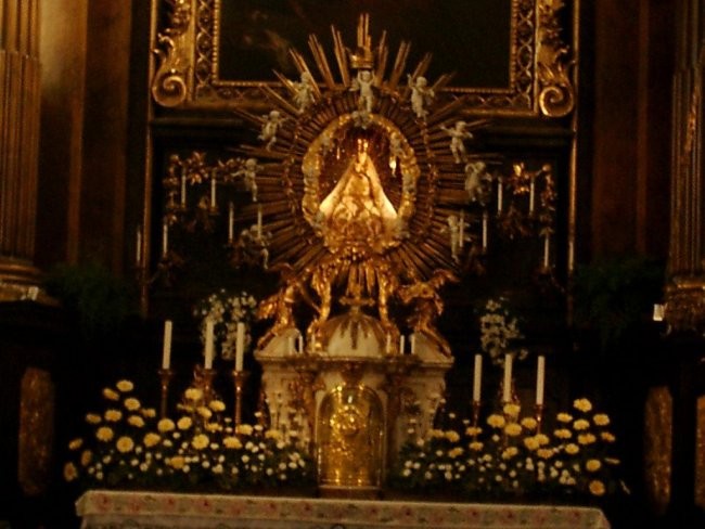 Glavni oltar v cerkvi v Velesovem.