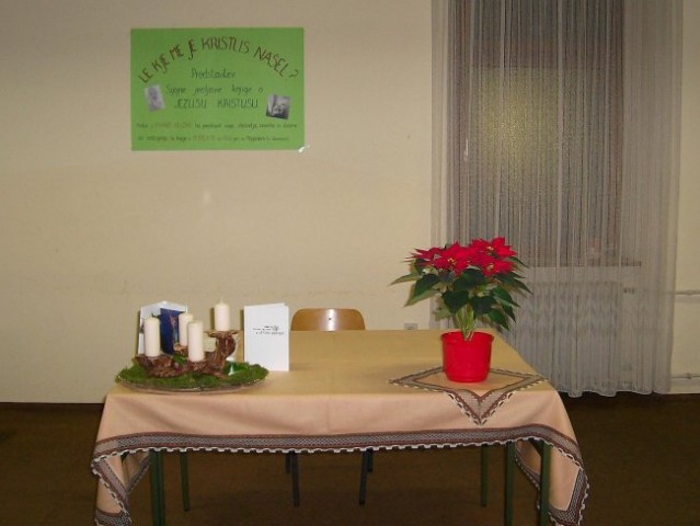 Pripravili smo mizo za predavatelja.
(Magdalena 8.12.06)