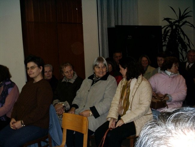 V župnijski dvorani se je zbralo veliko ljudi (Magdalena 8.12.06)