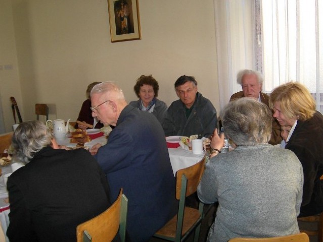 P. Cerar v prijetnem klepetu s strimi znanci.