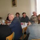 P. Cerar v prijetnem klepetu s strimi znanci.