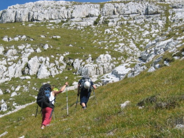 Vzpenjanje po strmih travah na južni greben Travnika