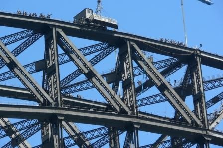 Tako pa nekateri plezajo na vrh mostu v Sydneyu...
