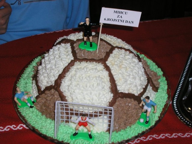 Takšnole torto je imel pa Miha letos za 6.rojstni dan. Tale mi je zelo uspela, pa tudi dob