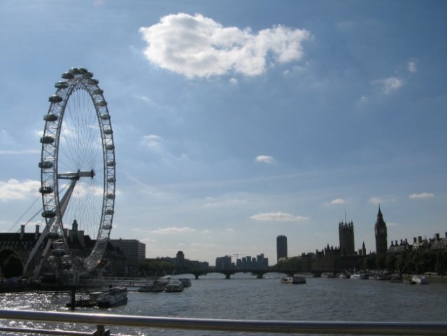 Pogled iz mostu pri Charing Crossu