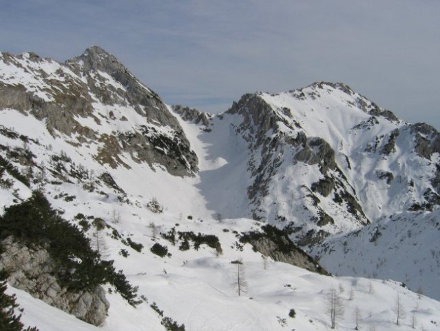 Levo Mali Draški vrh, desno Viševnik, med njima Srenjski preval