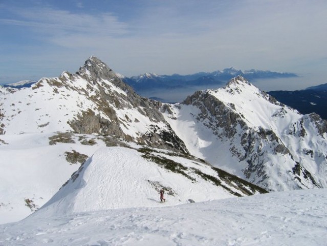 Še ena v smeri Malega Draškega vrha in Viševnika, za katerim se vidijo tudi Kamniške Alpe