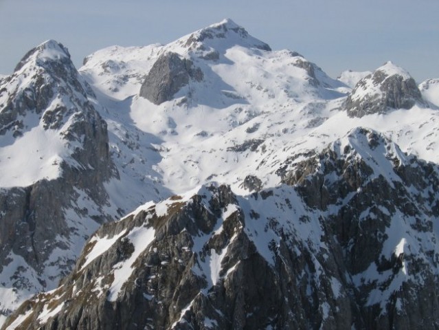 Panorama v smeri Mišelj vrha (levo) in Kanjavca (v sredini), spodaj v ospredju Vernar