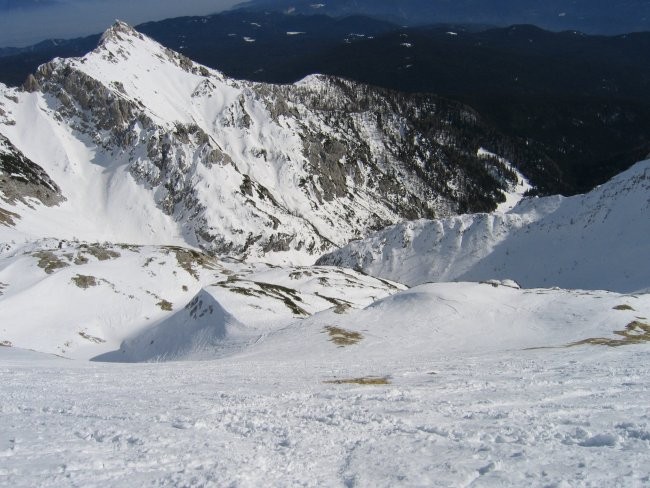 Pogled po pobočju Velikega Draškega vrha navzdol in v smeri izhodišča, levo zgoraj Viševni