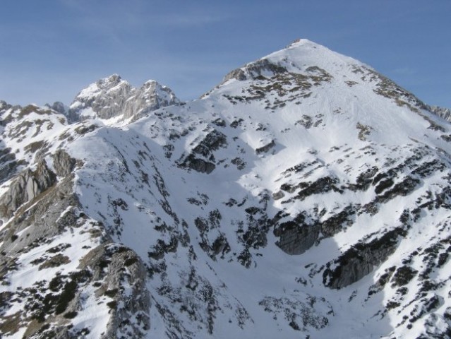 Pred tem obiskani Veliki Draški vrh z vrha Ablance, levo se kaže Triglav