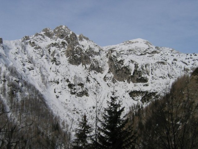 Prvi pogled proti cilju: desno Veliki Draški vrh, levo Ablanca