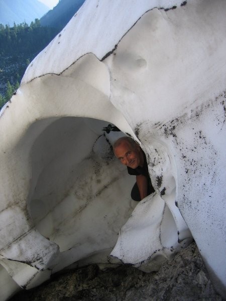 Tunel skozi snežišče na vstopu Hanzove poti na Malo Mojstrovko