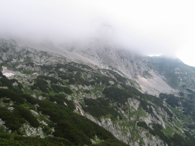 Na prečki proti Mišeljskemu prevalu, Koštrunovec, od koder sva prišla, je na desni strani 