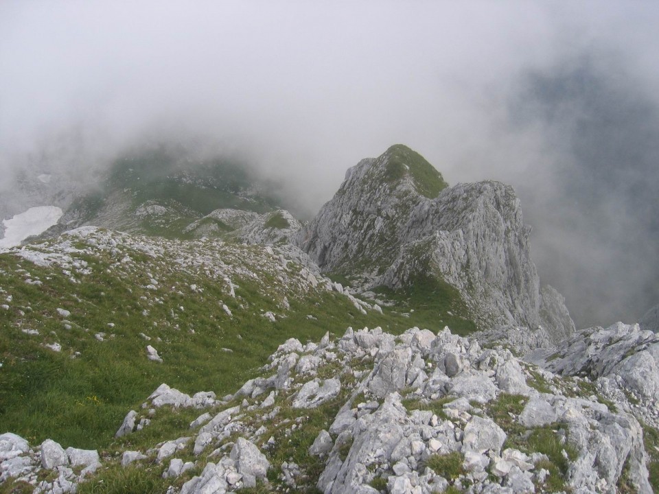 Sestopni žleb v smeri Koštrunovca se začne v sredini slike in poteka proti levi